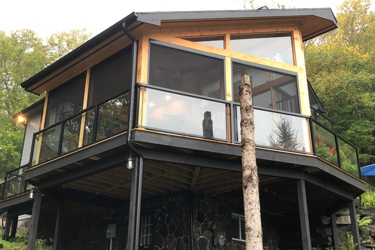 Motorized retractable screens for the cottage